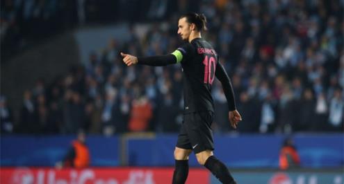 بالفيديو.. إبراهيموفيتش يرفض الاحتفال وفاء لمالمو